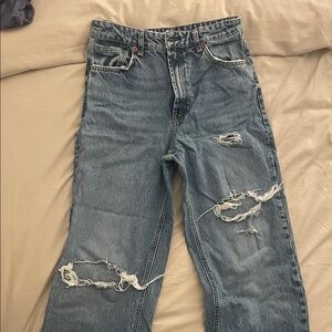 Women’s Zara jeans baggy with few rips in great condition